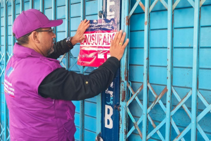 Autoridad. Arcsa clausura una tienda en el cantón de Salinas.