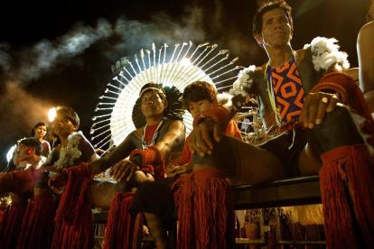 Escena. indígenas brasileños participan en una muestra nocturna durante la mayor fiesta indígena del mundo.