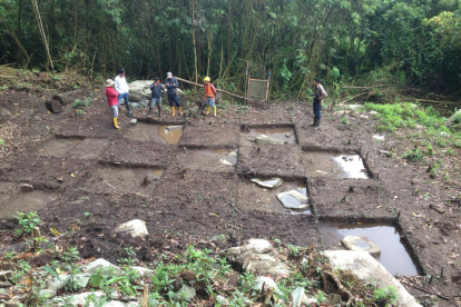 Amazonía. Un grupo de arqueólogos observa la zona de excavaciones en un lugar de exploración.