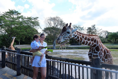 Lavinia de Noboa con su hijo mayor.