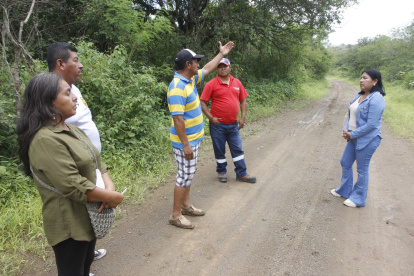 Comuneros. Habitantes y autoridades de Simón Bolívar en el sector de la ‘planchada’, donde aseguran que se construirá la cárcel de máxima seguridad. Terrenos que, afirman, son de comuneros, en su mayoría.
