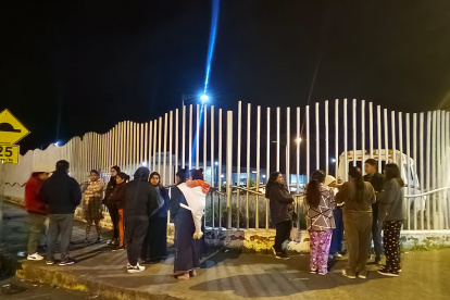 Familiares esperaban el cuerpo.