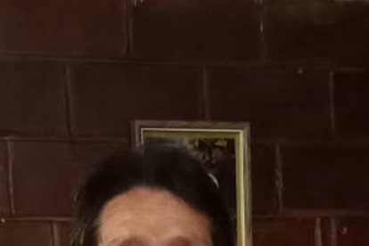 Raúl Carpio mide 1,60 metros. Es de tez blanca, ojos cafés, tiene cabello corto y negro.