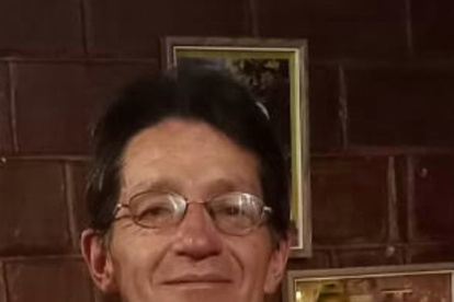 Raúl Carpio mide 1,60 metros. Es de tez blanca, ojos cafés, tiene cabello corto y negro.