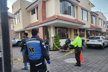 Los policías colocaron cintas de seguridad para realizar las investigaciones.