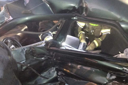 El impacto fue tan fuerte que el carro de la familia quedó destruido y cobró la vida de dos integrantes.