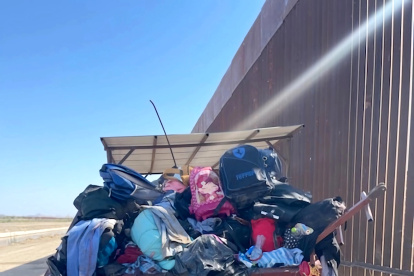 Fotografía fechada en junio de 2022 cedida por la Unión Estadounidense de Libertades Civiles (ACLU) donde se muestra un contenedor con pertenencias personales confiscadas a migrantes cerca de Yuma, Arizona.