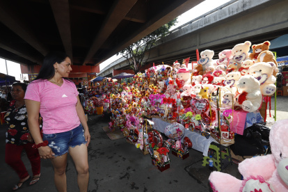 Comercio. Desde ayer, martes 13, ya hubo compradores de detalles para celebrar el Día de San Valentín.