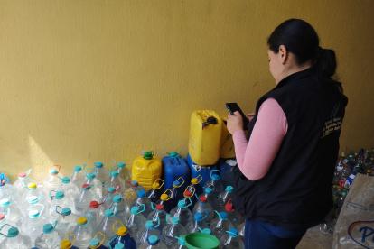 Operativo.- Autoridad de ARCSA revisa el aguardiente sin nota sanitaria.