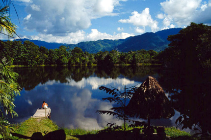Vista panorámica del Centro Turístico Yacumama de la ciudad de Moyobamba en pleno bosque amazónico en el departamento de San Martín en el Perú.