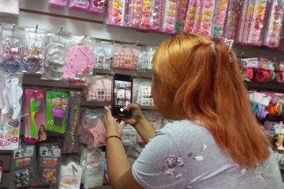 Venta. Tatiana Toapanta tiene un negocio de bisuterías, pero también promociona su negocio por Internet.