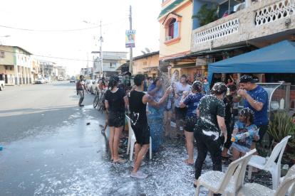 Familias disfrutando del Carnaval en Guayaquil.