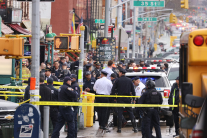 Funcionarios de la policía y del departamento de bomberos trabajan en la escena de un tiroteo en el metro de la ciudad de Nueva York.