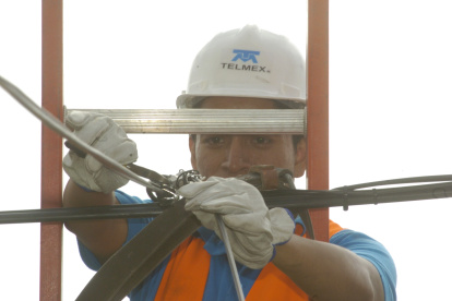 Labor.- Un trabajador realiza un conexión.