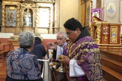 Personas adultas mayores acudieron a las iglesias del Centro Histórico para recibir la ceniza.