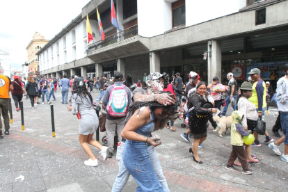 En el Centro Histórico se vivió un ambiente de fiesta, niños jóvenes y adultos jugaron carnaval