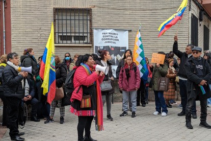 Españoles y latinoamericanos realizaron una concentración para protestar contra las ejecuciones hipotecarias.