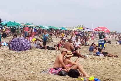Los turistas disfrutaron de las playas en el feriado de carnaval 2024.