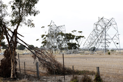 Miles de hogares y empresas siguen sin electricidad en Victoria después de que las tormentas derribaran las torres de transmisión tras un día de altas temperaturas.