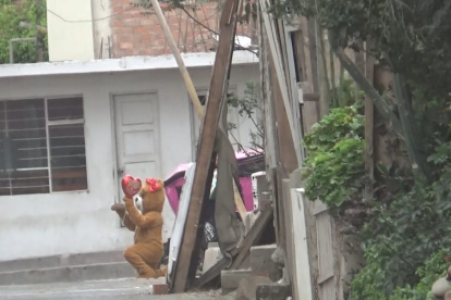 Un agente disfrazado de oso por el Día de San Valentín, durante un operativo policial este 14 de febrero, en Lima.