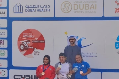 Stefany López (Uniforme Azul) deportista Paralímpica obtuvo medalla de Bronce en Dubái