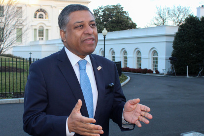 El jefe de la oficina de antinarcóticos de la Casa Blanca, Rahul Gupta, previo a su viaje a Ecuador.