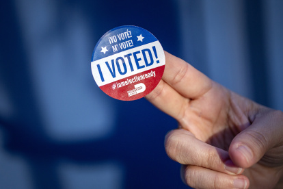 Una persona muestra la calcomanía de "Yo voté" después de ejercer su voto en Miami, Florida (EE.UU.).