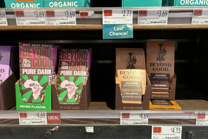 Autoservicio. En la percha barras de chocolates que se venden en Estados Unidos entre 28,42 y 50,24 dólares