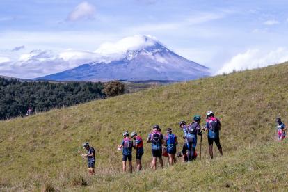 Los participantes van por rutas en medio de paisajes de la serranía.
