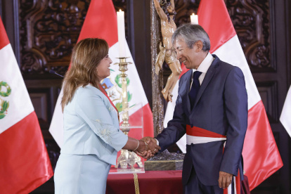 La mandataria, Dina Boluarte, mientras posa junto al nuevo ministro de Economía, José Arista, este martes en el Palacio de Gobierno, en Lima (Perú).