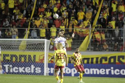 Los jugadores de Aucas señalaron que será clave ser fuertes en el juego aéreo en la casa del Nacional paraguayo.