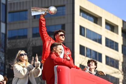 Patrick Mahomes llevó el trofeo Vince Lombardi durante el desfile de los campeones del Super Bowl.