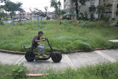 La Saiba. Los juegos infantiles de los parques de la Saiba han quedado hundidos en el monte.