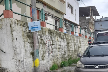 Desde el sábado no deja de salir de agua de las alcantarillas.