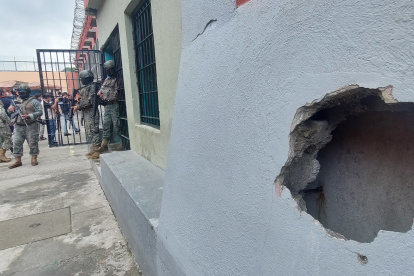 Los militares mostraron a la prensa la destrucción realizada a la infraestructura para decomisar pertrechos.