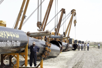 Unos operarios iraníes en un gaseoducto en la provincia meridional de Sistan-Beluchistán (Irán)