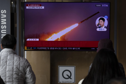 Personas observan las noticias en una estación de televisión en Seúl (Corea del Sur), este 14 de febrero de 2024.