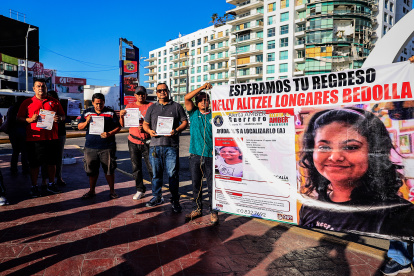 Familiares y amigos de personas desaparecidas bloquean una avenida en protesta, en el balneario de Acapulco, estado de Guerrero (México).
