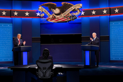 Foto del 22 de octubre de 2020 donde aparece el entonces presidente Donald J. Trump) y el entonces candidato demócrata y actual presidente, Joe Biden, durante un debate presidencial.