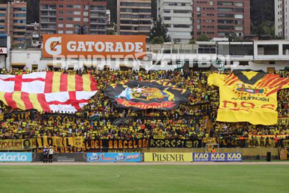 Hinchada de Barcelona en el estadio Olímpico Atahualpa