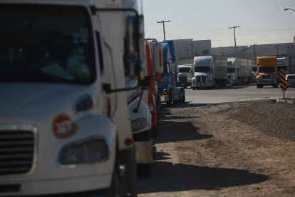 Transportistas permanecen estacionados debido a un bloqueo de extrabajadores de la estatal en liquidación Ferrocarriles Nacionales de México (FNM), durante una protesta en el cruce internacional de carga Zaragoza-Ysleta, este miércoles en Ciudad Juárez (México). Un grupo de extrabajadores de la estatal en liquidación Ferrocarriles Nacionales de México (FNM) bloquearon este miércoles las exportaciones desde la frontera norte de México hacia Estados Unidos, provocando pérdidas económicas millonarias a maquiladoras y transportistas. EFE /Luis Torres