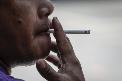 En la imagen de archivo, un hombre fuma un cigarrillo en Manila (Filipinas).
