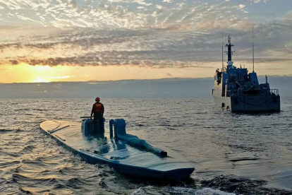 Fotografía cedida por la Armada de Colombia donde aparece un semisumergible (i) interceptado con un cargamento de clorhidrato de cocaína, en Bahía Málaga (Colombia).
