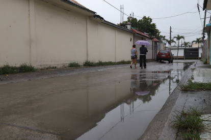 Situación. Así queda agua estancada en algunas calles del sector, ya sea por lluvias o limpieza.