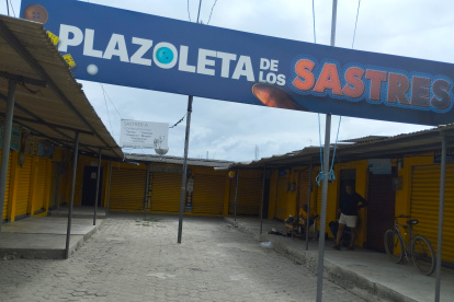 Así lució desde este 15 de febrero, la plazoleta donde atienden los artesanos de la confección.