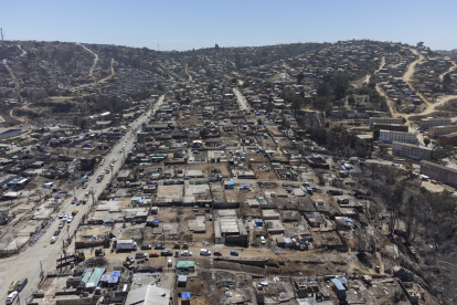 Un sector de Villa Independencia, afectado por los incendios forestales de Viña del Mar (Chile).