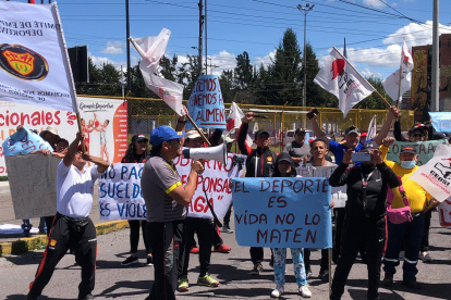 Plantón de trabajadores fue en horas de la mañana en exteriores del complejo
