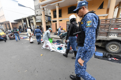 Setenta policías y funcionarios municipales actuaron en el operativo.