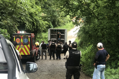 Proceso. Cerca de tres horas demoró el levantamiento de los cuerpos.