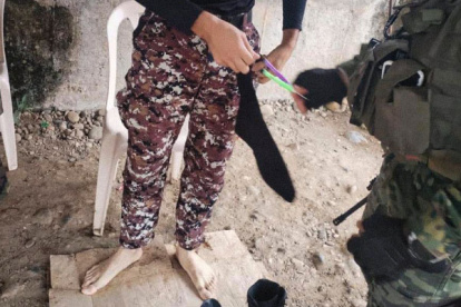 El guía penitenciario escondía armas blancas en las botas de su uniforme.